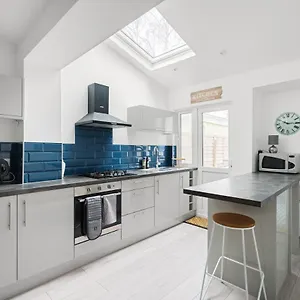 https://adorable-inviting-town-house.cardiffhotelswales.com