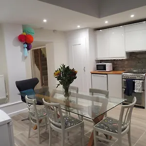 Frog Palace - Secure Parking-outside Area-topsham-exeter-beach-chiefs-wifi Holiday home